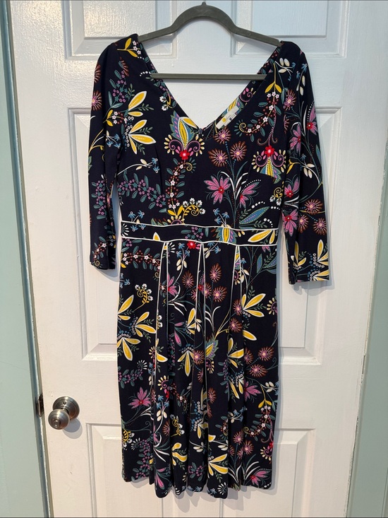 Boden Dresses & Skirts - Boden Floral V-Neck Navy Fit & Flare Dress (6R)